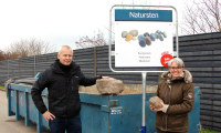 Allan Scheller og Line Hollesen står ved container med natursten på MiljøCenter Greve